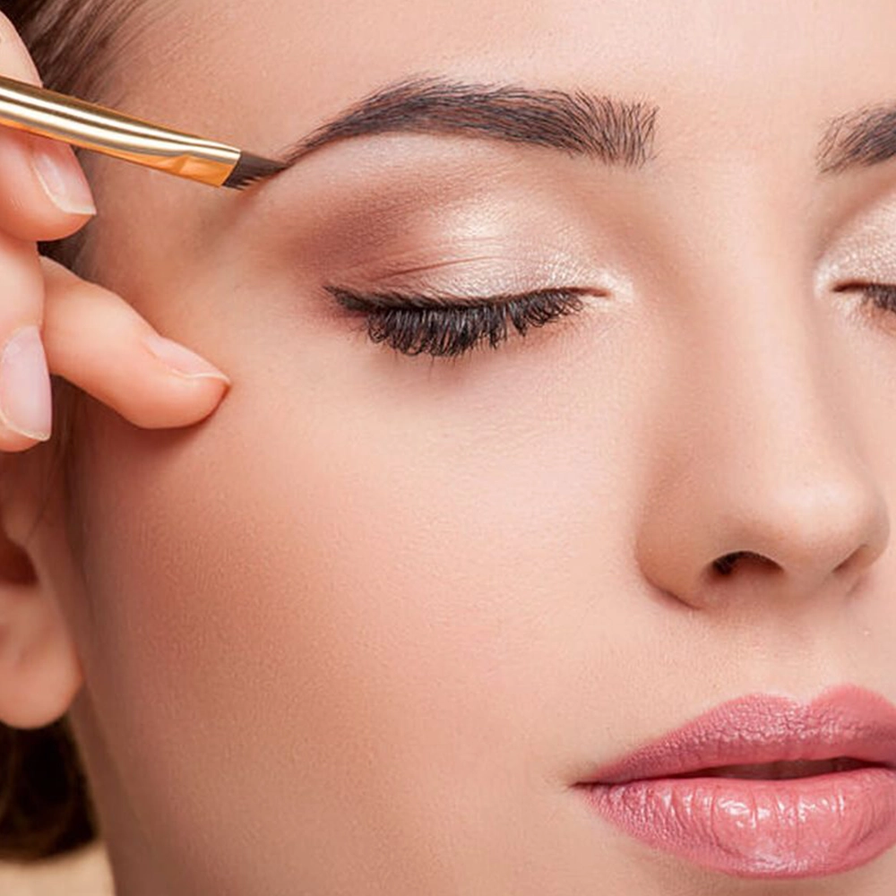 Frau-Wimpernkosmetik-e1493887533780